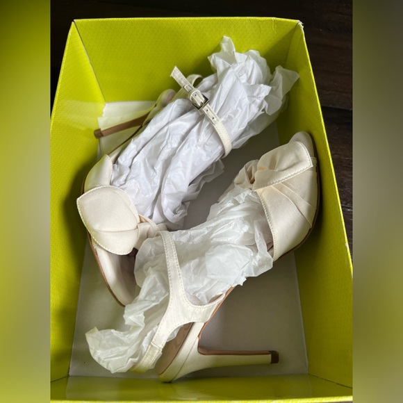 Ted Baker Heevia Moire satin bow heeled sandals- Ivory size 6.5 wedding shoes - Picture 3 of 9